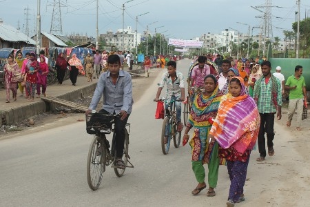 Textilarbetare på väg till jobbet utanför Dhaka.