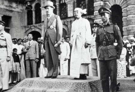 Britterna lämnar Burma 4 januari 1948. Den brittiske guvernören  Hubert Elvin Rance och Burmas förste president Sao Shwe Thaik. 