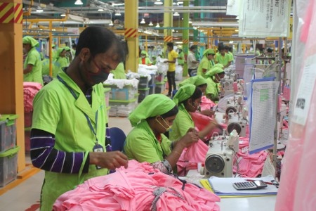  På textilfabriker som är underleverantörer till stora internationella klädföretag är arbetsplatssäkerheten i allmänhet bra och lagstiftningen följs. Det är värre ställt på mindre fabriker. 