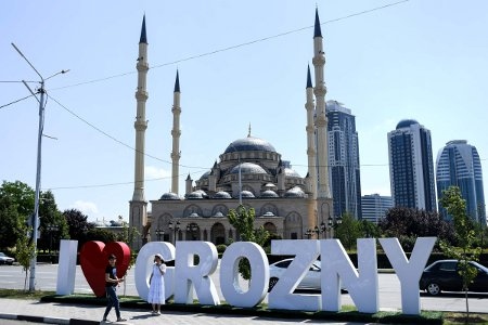  Centrum i Tjetjeniens huvudstad Groznyj med den jättelika Akhmad Kadyrov-moskén.