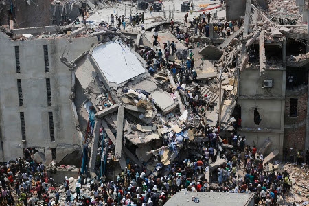 Räddningsarbete sedan åttavåningsbyggnaden Rana Plaza utanför Dhaka störtat samman den 23 april 2013. Totalt dog 1 134 personer.