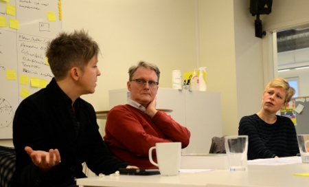  Ulrika Westerlund, Frank Johansson och moderatorn Johanna Westeson, jurist och sakkunnig i diskrimineringsfrågor på svenska Amnesty, vid seminariet den 13 mars. 