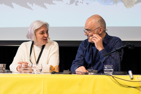 İdil Eser och Ali Gharavi under seminariet ”Shrinking space – A case study” som på söndagen avslutade Amnestys årsmöte i Göteborg.