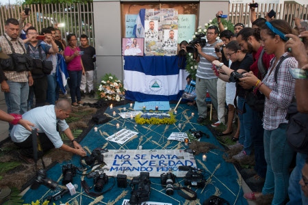  ”Sanningen kan inte dödas genom mord på journalister”, står det på banderollen i samband med den manifestation som anordnades i Managua 26 april, fem dagar efter mordet på tv-journalisten Ángel Gahona. Han sköts till döds i samband med att han bevakade protesterna mot president Daniel Ortega.