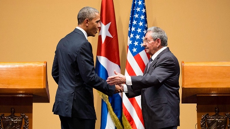   Barack Obama och Raúl Castro vid det historiska mötet i Havanna 22 mars 2016.