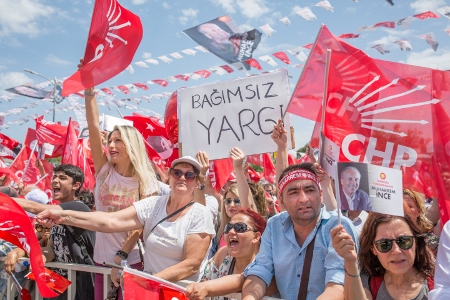 Det tidigare statsbärande CHP är det största oppositionspartiet och har med sin presidentkandidat Muharrem Ince lyckats vinna stöd, av entusiasm eller nödvändighet, av en bred skara regeringskritiker.