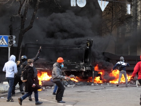 Aktivister går till attack mot polisen den 18 februari 2014 under Majdanprotesterna.