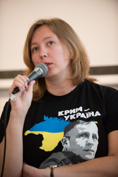 Olga Skrypnyk berättar om de brott mot mänskliga rättigheter som pågår på Krimhalvön. På T-tröjan en bild av den politiske fången Vladimir Balukh.