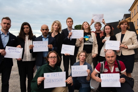 Seminariedeltagare, både från Ukraina och Sverige, visar sin solidaritet med den politiske fången Oleg Sentsov.