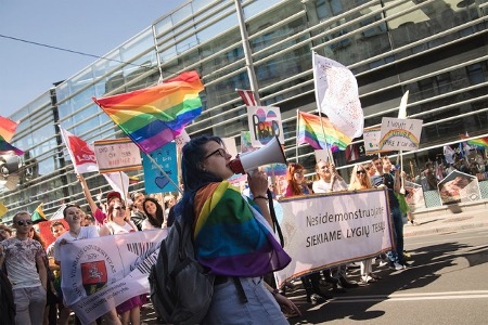 Prideparaden i Riga samlade ett rekorstort antal deltagare, 8 000 beräknas ha deltagit.