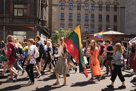 Litauens flagga i Pridetåget.