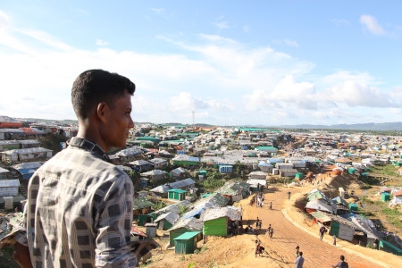  Över en miljon rohingyer lever i flyktingläger i regionen Cox’s Bazar, nära gränsen till Myanmar. 