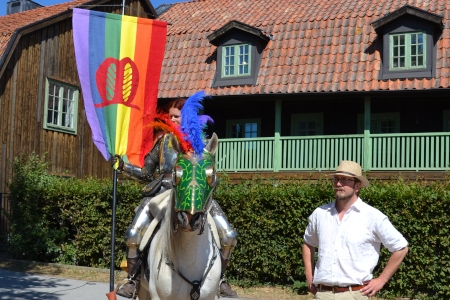 Rozemarijn Keuning från medeltidsveckan på Gotland red längst fram i paraden.