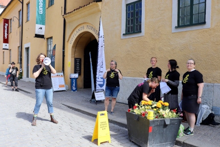 Amnestykören sjunger utanför ingången till Gotlands museum där seminariet hölls.