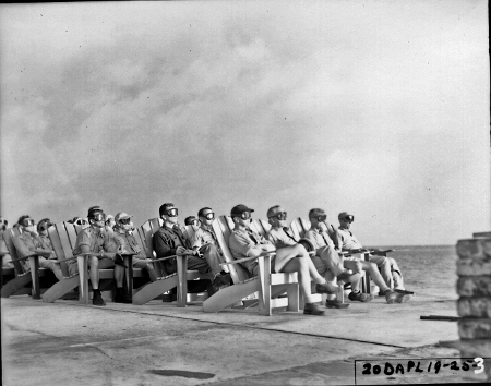  På officersklubbens takterrass har åskådare med skyddsglasögon samlats den 7 april 1951 för att titta på sprängningen av en atombomb på Enewetak.