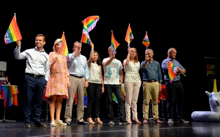 Partiledarna fick göra värderingsövningar och bekänna färg genom att vifta med regnbågsflaggor.