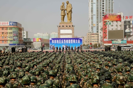 Kinesisk militärpolis svär en ed att bekämpa terrorism vid en ceremoni i Hetian i Xinjiang den 27 februari 2017.