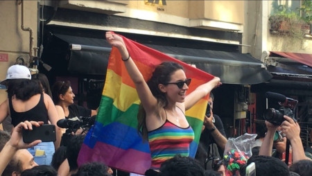En begränsat Pridefirande kunde genomföras i Istanbul 1 juli 2018 trots förbud från de turkiska myndigheterna. För fem år sedan var Pride i Istanbul ett stort arrangemang vars parad lockade närmare 100 000 deltagare.