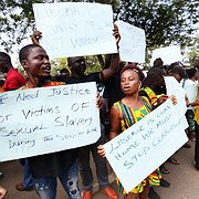 Demonstration utanför parlamentet i Monrovia den 8 maj med krav på en krigsförbrytartribunal.