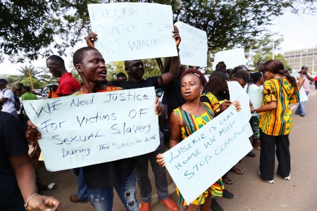 Demonstration utanför parlamentet i Monrovia den 8 maj med krav på en krigsförbrytartribunal.