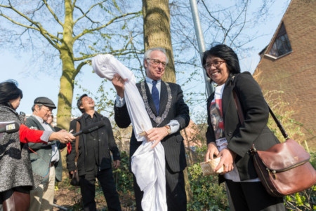Haags borgmästare Jozias van Aartsen och Suciwati Munir inviger i april 2015 en gata som bär den mördade Munirs namn.