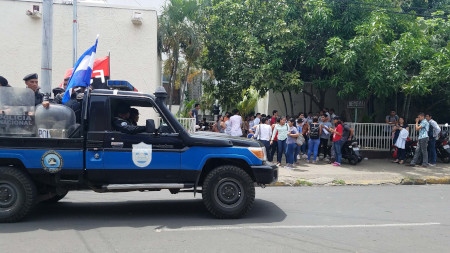  Säkerhetsstyrkor omringade förra veckan denna protest som hade organiserats av medicinstudenter i staden León, nio mil väster om huvudstaden Managua.