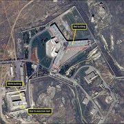 Satellitbild över Saydnaya-fängelset. Enligt Amnestys rapport ska tusentals fångar i byggnaden märkt med rött ha dödats i hemliga utomrättsliga avrättningar. 