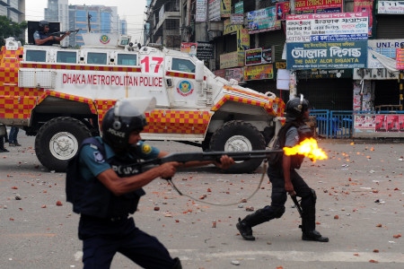Polis skjuter den 5 maj 2013 i Dhaka.