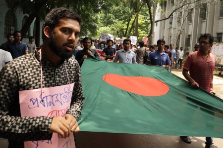 Studenter i en demonstration i Dhaka på försommaren 2018.