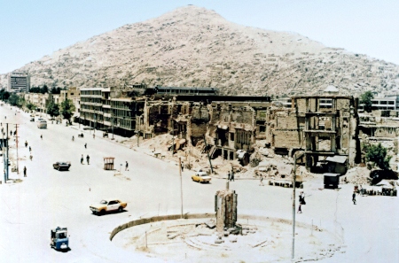 Under striderna 1992-1994 mellan olika mujaheddin-styrkor drabbades Kabul av svår förstörelse och tusentals civila dödades.