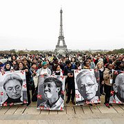  Omkring 150 människorättsförsvarare deltog vid toppmötet i Paris. Här en samling vid Eifeltornet för att kräva skydd för människorättsförsvarare.