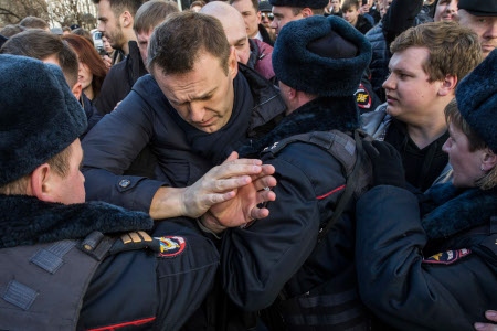 Alexej Navalny när han greps vid en demonstration i Moskva 26 mars 2017.
