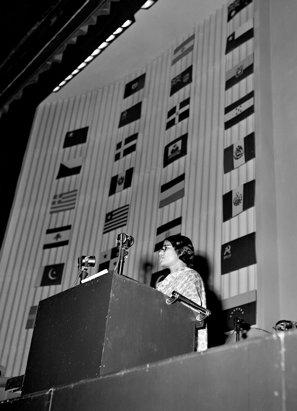 Shrimati Lakshmi Menon från Indien talar i Palais de Chaillot i Paris den 9 december 1948 inför beslutet nästa dag om Allmänna förklaringen om mänskliga rättigheter.