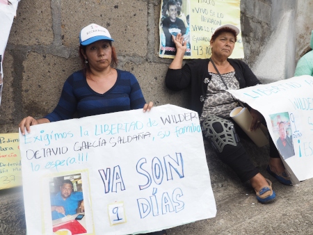 Mödrar till politiska fångar demonstrerar utanför fängelset ”El Chipote” där det rapporteras om att tortyr används.