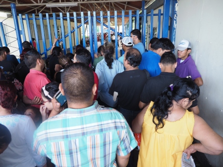 Utanför migrationsmyndigheterna i Nicaragua: De flyr från förtryck och ekonomisk misär.