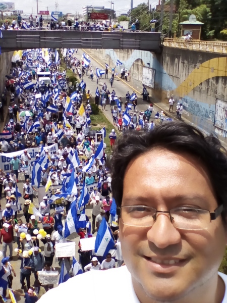 Juan Carlos Arve från CENIDH. Demonstrationer som denna förbjöds av regeringen i september. 