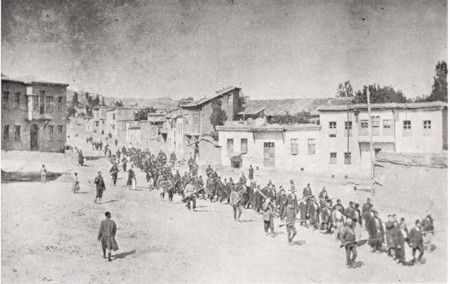  Civila armenier förs till ett närbeläget fängelse i Mezireh av beväpnade turkiska soldater. Kharpert, Osmanska riket, april 1915. Bilden togs av en anonym tysk resenär i Osmanska riket. 