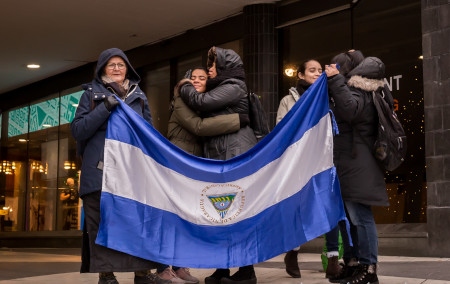 Politiska flyktingar från Nicaragua demonstrerar i Stockholm varje lördag mot förtrycket i sitt hemland.