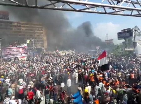 Här stormas protestlägret vid Rabaa i Kairo.