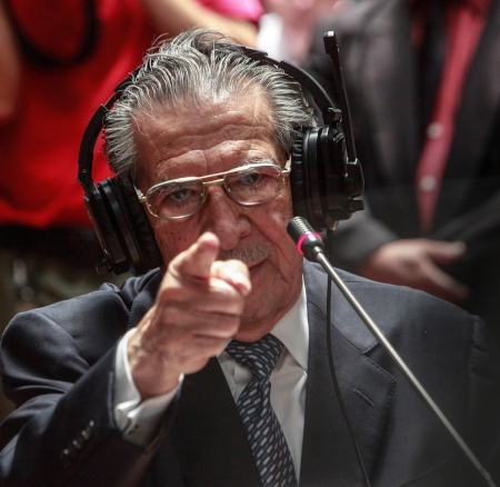  Efraín Ríos Montt i rättegången 2013 där han åtalades för folkmord. Han var diktator i Guatemala 1982-1983. Han avled 1 april 2018, 91 år gammal. 