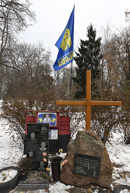 En minnesplats i en park i Kiev för en stupad ukrainsk soldat med det högerextrema nationalistpartiet Svobodas flagga.