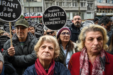 Istanbul 19 januari 2019. Människor håller upp plakat med texter som ”Rättvisa för Hrant, vi är alla armenier” vid minnesmötet på tolvårsdagen av mordet på Hrant Dink.