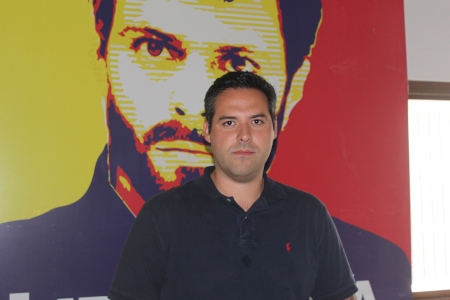 Yon Goicoechea, flankerad av bilder på Leopoldo Lopez.