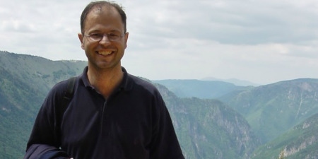 Jovo Martinovic är en känd undersökande journalist i Montenegro vars artiklar har publicerats i en rad tidningar och tidskrifter.