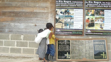 I slutet av 1970-talet drabbades urfolk i Rabinal av fördrivningar i samband med ett dammbygge. Militären förklarade att det handlade om aktioner mot gerillan. I det som kallas Río Negro-massakrerna beräknas runt 5 000 personer ha dödats 1980-1982. På bilden minnesmonumentet i Río Negro.