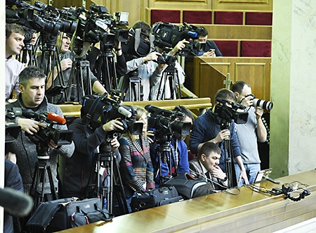 Journalister följer debatten i parlamentet.