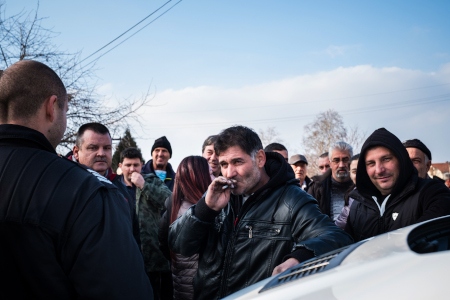 Polis på vakt i februari när nationalistiska aktivister samlas för att förhindra att romska familjer ska kunna återvända en månad efter att de jagades iväg.
