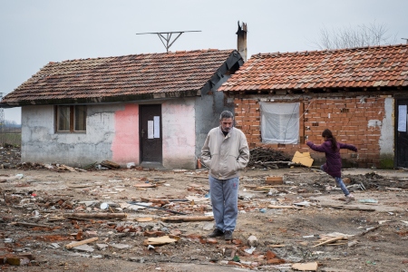 Andon Paketov där hans hus stod innan det revs i januari. Han försökte återvända i början av februari men tvingades bort av polis och de lokala myndigheterna.