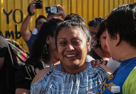 Evelyn Hernández hälsas av aktivister när hon frigavs från fängelset i Ilopango  där hon har avtjänat ett 30-årigt fängelsestraff för överlagt mord efter en dödfödsel. Högsta domstolen i El Salvador har beslutat att hon ska få en ny rättegång som väntas inledas den 4 april.