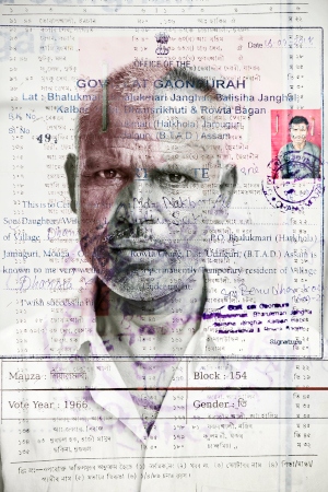 Nekbur Ali, 48 år. Klassades som misstänkt utlänning utan närmare förklaring. Han har sina föräldrars röstlängder från 1966 samt ett intyg från byäldsten som bekräftar hans identitet.
